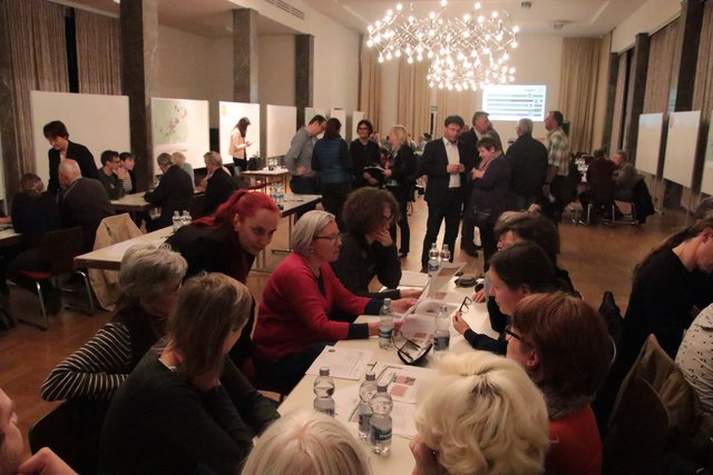 Rund hundert Bürgerinnen und Bürger waren zur zweiten Klima-Werkstatt gekommen. | Foto: Franz Walter Mappes