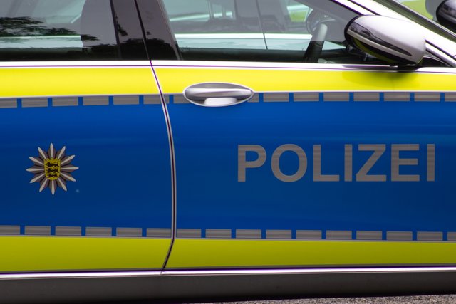 Der Unbekannte hatte die Glastür des Studios zerstört und war so ins Innere gelangt.