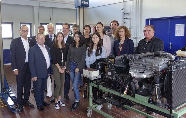 Die Teilnehmer aus Polen, der Kreisverwaltung, der BBS und die Schülerinnen, die ihre BBS vorgestellt haben bei der Besichtigung der Werkstatt. | Foto: ps