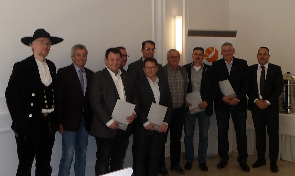 (Bild v.l.n.r.: Vors. Kreishandwerksmeister Gerrit Horn, Vizepräsident der Handwerkskammer der Pfalz Dieter Schnitzer, Steffen Scherer, Thomas Matzenbacher, Jörg Jochum, Reinhold Hubo, Peter Dahler, Jörg Dahlem, Henrik Butz, Geschäftsführer der Kreishandwerkerschaft Westpfalz André Morio)