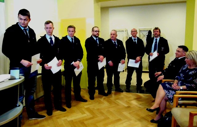 Beförderung zur Oberfeuerwehrfrau / zum Oberfeuerwehrmann (von links): Kevin Stöbener (Darstein), Christoph Schöffel (Hauenstein), Marius Reichert (Hauenstein), Michael Eck (Wilgartswiesen), Michael Praecker (Wilgartswiesen), Frank Meßmer (Wilgartswiesen), Ralf Wörzler (Hofstätten)