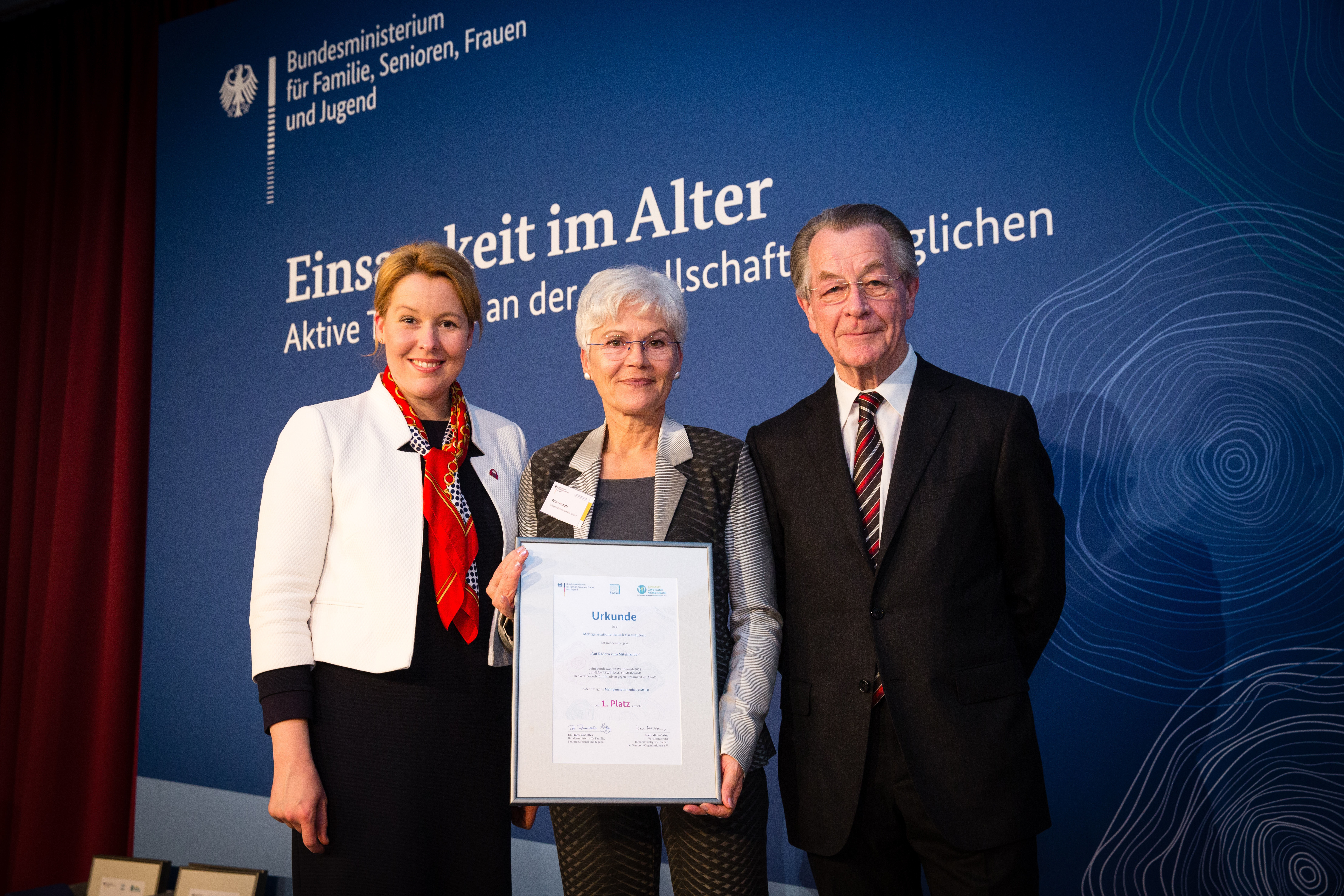 Bundesseniorenministerin Dr. Franziska Giffey, Petra Neumahr (Koordinatorin des Mehrgenerationenhauses) und BAGSO-Vorsitzender Franz Müntefering (von links) Foto: Kathrin Harms