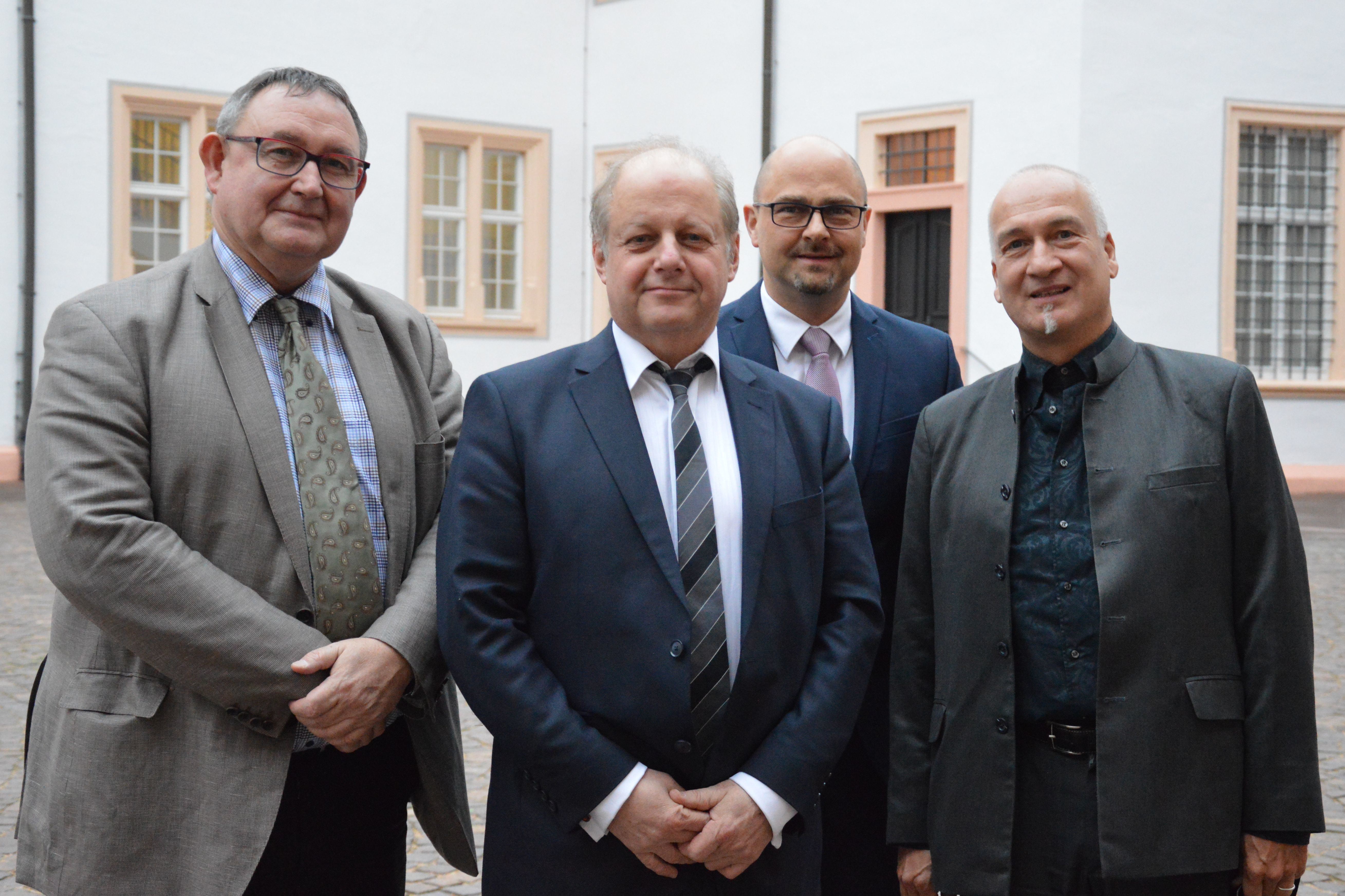 Vor dem Konzert von Oleksii Kanke, Preisträger des Wettbewerbs 2018 Kategorie B Teilnehmer bis 20 Jahre wurde der neue Kopf des Klavierwettbewerbs vorgestellt: Professor Wolfgang Manz Bildmitte, mit EMCY-Präsident Scholer, OB Arnold und Organisationsleiter Reich (v.l.)