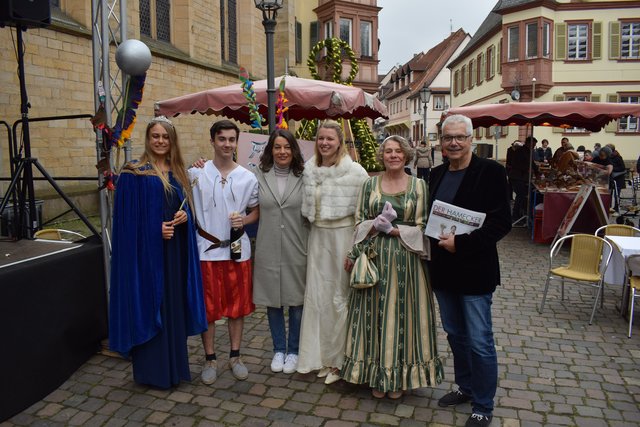 Die Steinfelder Heidelbeerprinzessin, der Hamecker, Susanne Schultz vom Zentrumsmanagement, Petronella und Herzogin Karoline sowie Bürgermeister Dr. Fred-Holger Ludwig freuen sich auf ein tolles Wochenende. | Foto: B.Bender