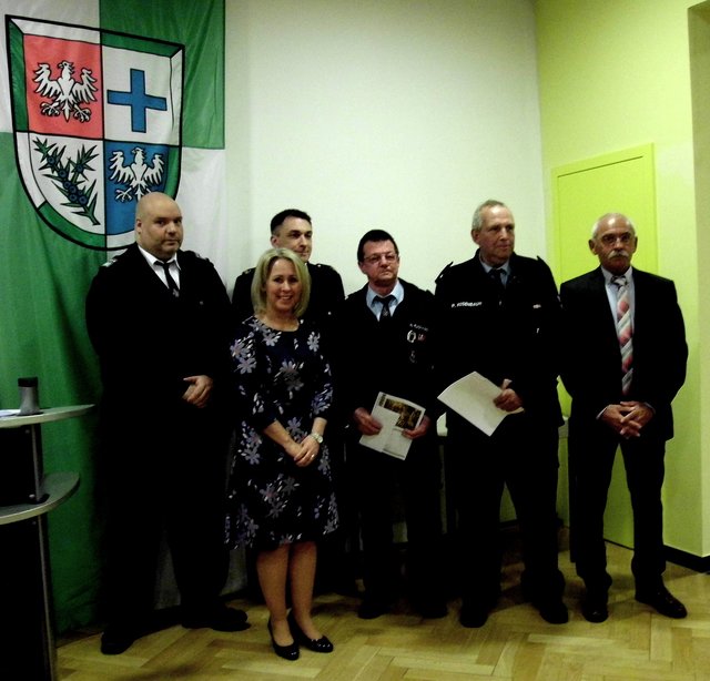 Ehrung für 40 Jahre: (von links): Wehrleiter Johannes Seibel, Landrätin Dr. Ganster, Kreisfeuerwehrinspektor Schütz, Norbert Flickinger (Darstein), Peter Rosenbaum (Hinterweidenthal), Bürgermeister Kölsch | Foto: W. G. Stähle