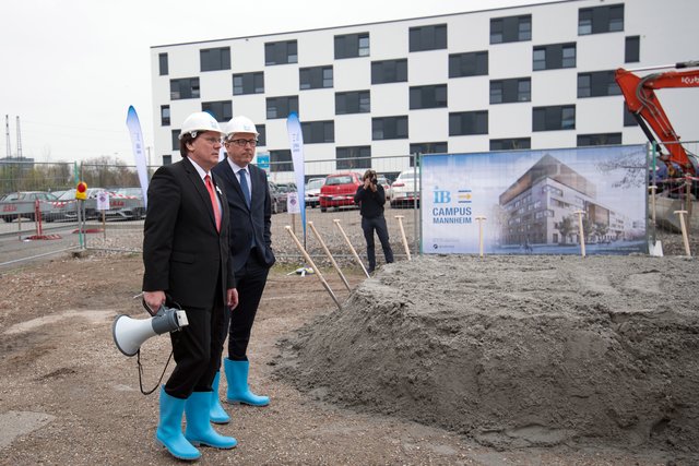 Thiemo Fojkar, Vorstandsvorsitzender des IB (links), und OB Dr. Peter Kurz warten auf ihren "Bautrupp". | Foto: Gaier