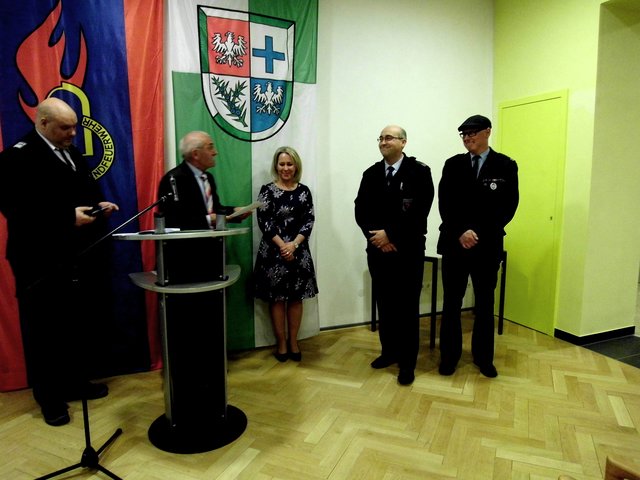 Ehrung für 30 Jahre (von links): Wehrleiter Johannes Seibel (verdeckt), Bürgermeister Kölsch, Landrätin Dr. Ganster, Timo Knorr (Wilgartswiesen), Dennis Zick (Hinterweidenthal) | Foto: W. G. Stähle