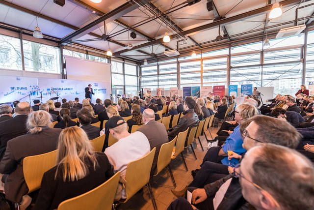Thiemo Fojkar, Vorstandsvorsitzender des IB, begrüßte die Gäste in der Aula der Hochschule der Wirtschaft für Management. | Foto: Christian Gaier