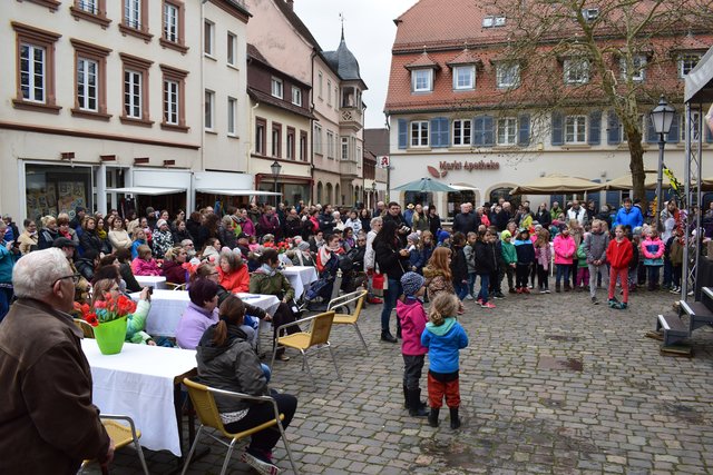 Zahlreich erschienen die Menschen zur feierlichen Eröffnung. | Foto: B.Bender
