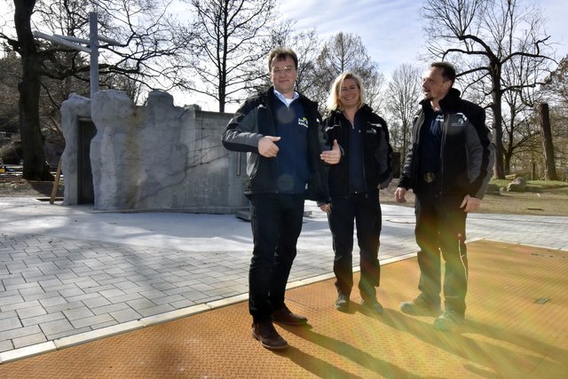Zoo-Direktor Matthias Reinschmidt mit Mitarbeitern auf der Lkw-Waage - vor dem Funktionsbaum und der Elefantendusche | Foto: Stefan Jehle