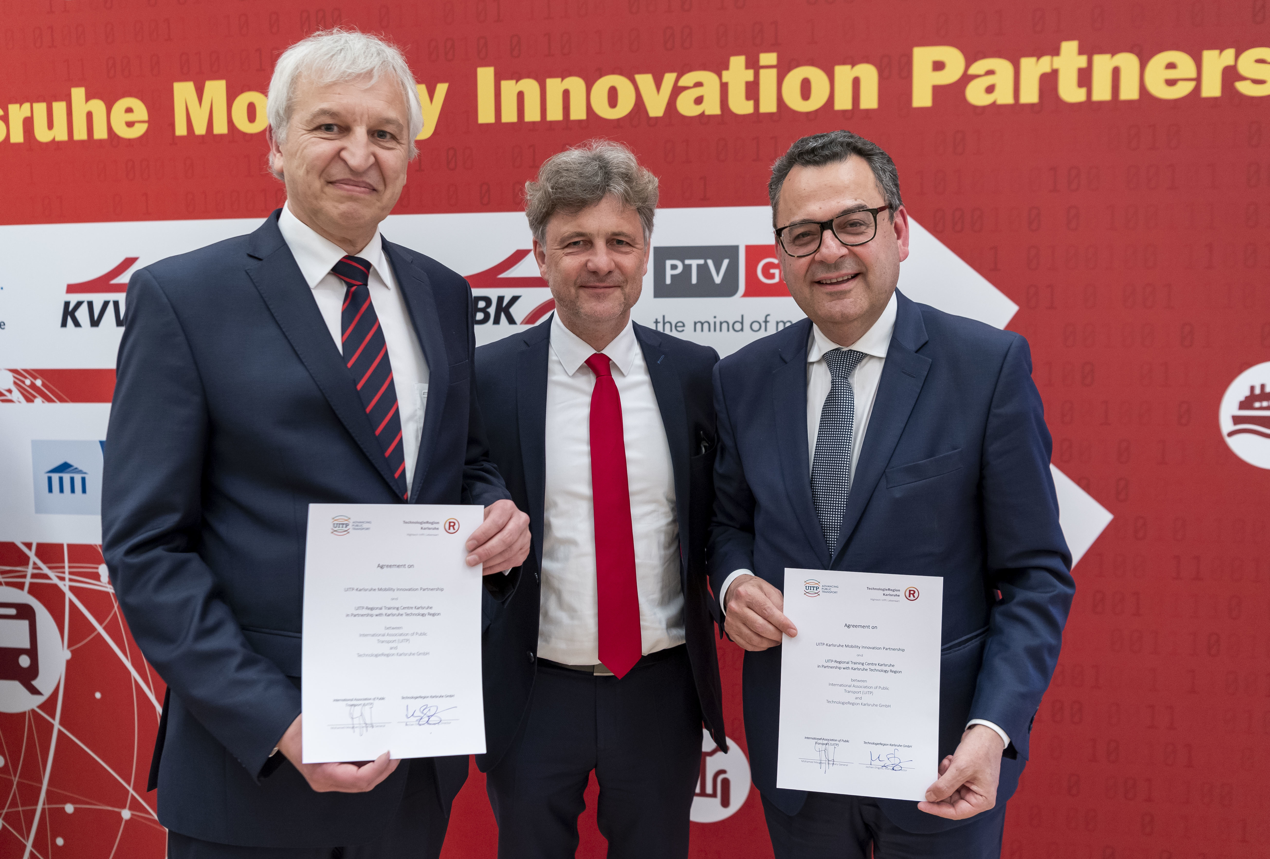 Jochen Ehlgötz (Geschäftsführer TRK GmbH) Oberbürgermeister Dr. Frank Mentrup (Aufsichtsratsvorsitzender der TRK GmbH) und Mohamed Mezghani (Generalsekretär der UITP)