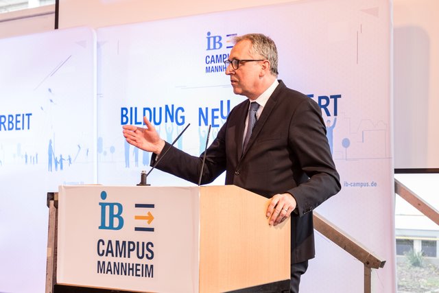 „Der IB Campus passt mit seinem ganzheitlichen Ansatz ideal zu Mannheim", sagt Mannheims Oberbürgermeister Dr. Peter Kurz.  | Foto: Gaier