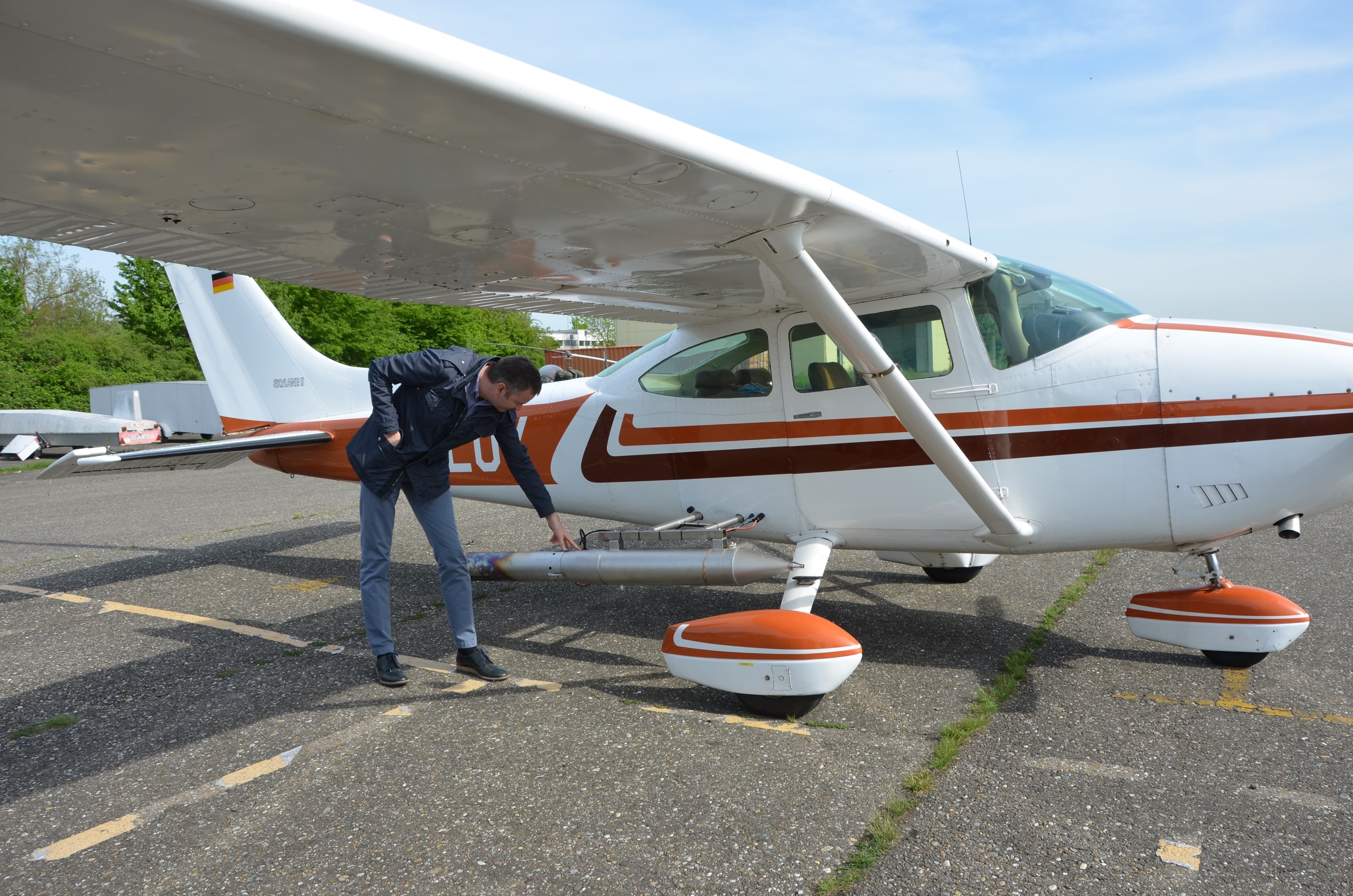 Pilot Frank Kasparek mit dem ersten Hagelflieger