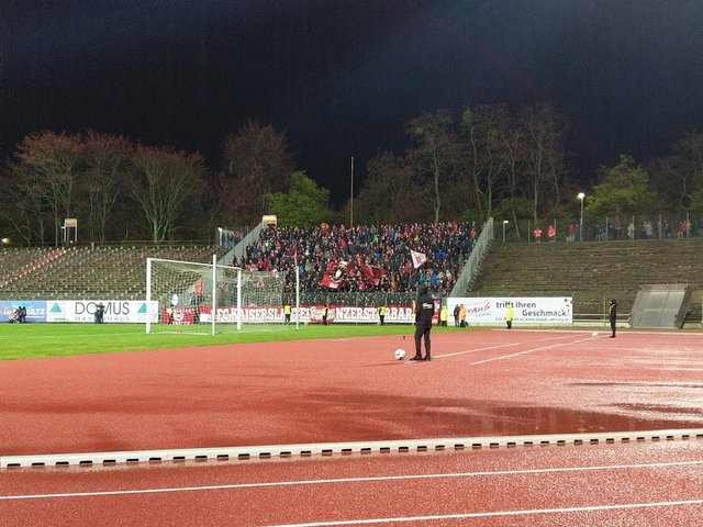 Die FCK-Fans waren in einem Block auf der Gegengerade untergebracht. Auch dort wurde von den ehrenamtlichen Helfern ein Catering angeboten. | Foto: BAS
