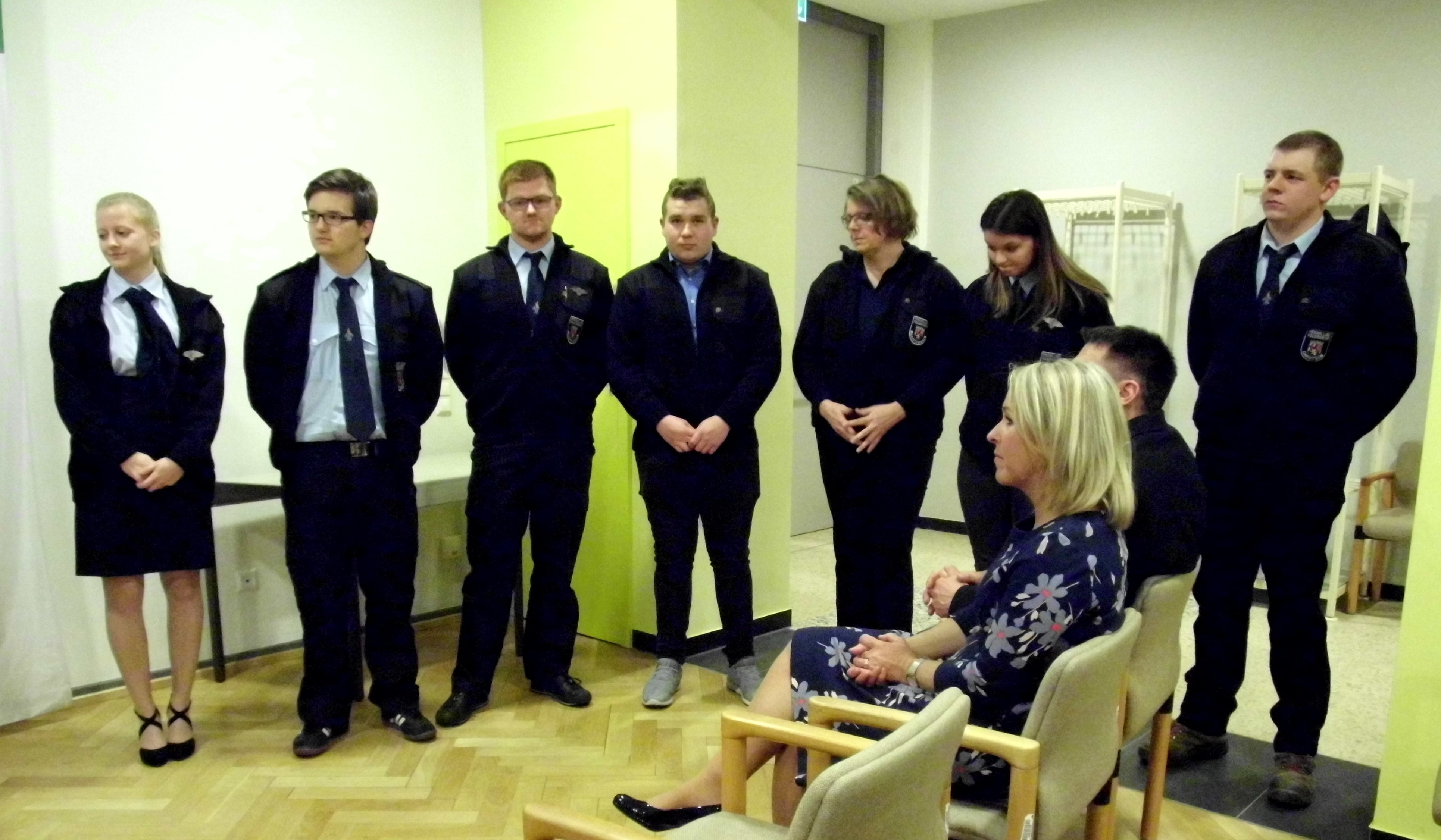 Beförderung zur Feuerwehrfrau / zum Feuerwehrmann (von links): Hannah Grimm (Schwanheim), Max Hochdörfer (Spirkelbach), Felix Eyer (Wilgartswiesen), Maurice Rapp (Wilgartswiesen), Christine Weißenborn (Wilgartswiesen), Lea Lanowski (Wilgartswiesen), Marvin Wittner (Darstein); im Vordergrund Landrätin Dr. Susanne Ganster und Kreisfeuerwehrinspektor Steven Schütz (verdeckt)