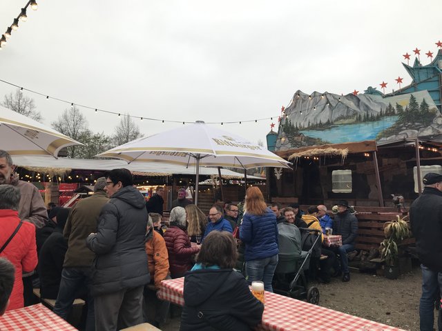 Gut besuchtes Festzelt auf dem Frühjahrsmarkt in Frankenthal | Foto: Gisela Böhmer