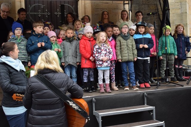 Inbrünstig sangen die Kinder für das Publikum.  | Foto: B.Bender