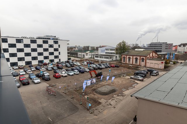 Wo jetzt noch geparkte Autos stehen, entsteht der IB Campus Mannheim.  | Foto: Gaier