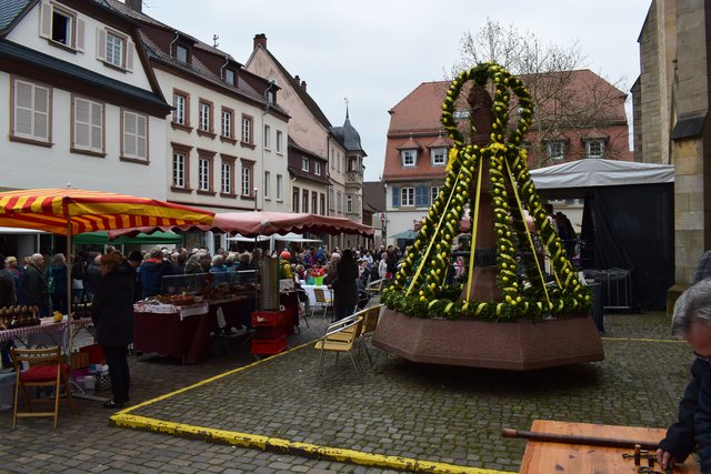 Der festlich geschmückte Osterbrunnen scheint noch auf besseres Wetter zu warten. | Foto: B.Bender