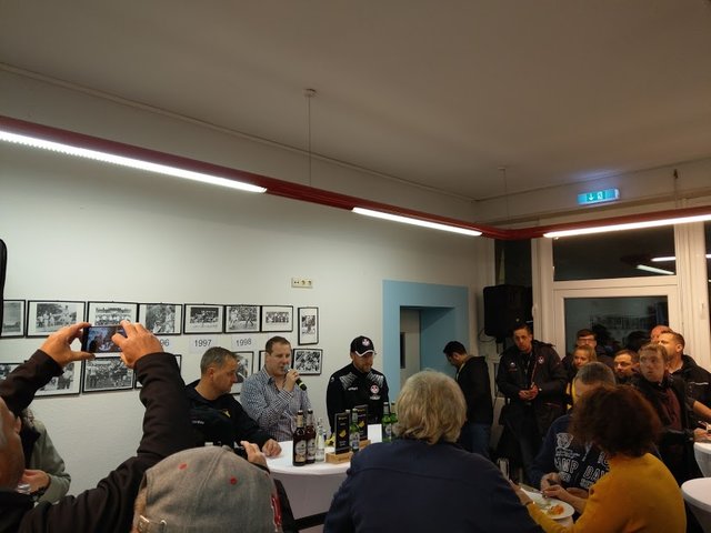 Die Pressekonferenz fand nach dem Spiel im VIP-Raum statt, was FCK-Trainer Hildmann erstmal mit einem "Guten Appetit" kommentierte. | Foto: BAS