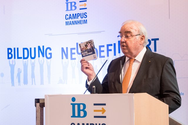 Georg Mehl, Vorsitzender des Aufsichtsrats der Hochschule der Wirtschaft für Management, bei seiner kurzen Rede. | Foto: Gaier