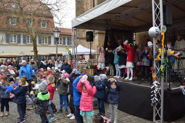 Auch ein Blumentanz wurde von den Kids präsentiert.  | Foto: B.Bender