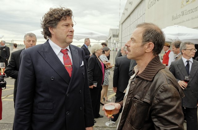 Schon in der Schulzeit war Thomas Bärlach (Felix Eitner) zurückhaltender als der extravertierte Manfred Brenner (Hans-Jochen Wagner). Umso entschlossener bleibt Bärlach dran, als er, inzwischen Kriminalhauptkommissar, Brenners Unternehmenserfolge für Scheingeschäfte hält | Foto: SWR/Benoît Linder