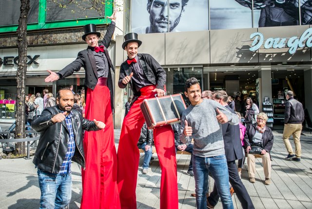 Posieren mit den Stelzenläufern. | Foto: Gaier