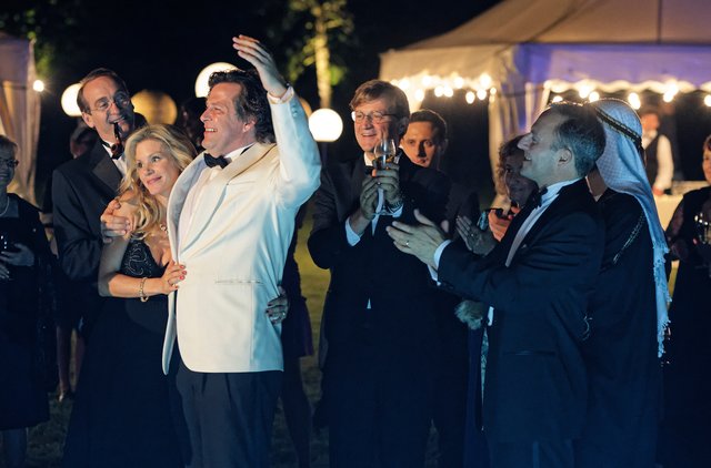 Der Firmenchef sieht sich gerne als strahlenden Mittelpunkt der internationalen Gesellschaft. | Foto: SWR/Benoît Linder