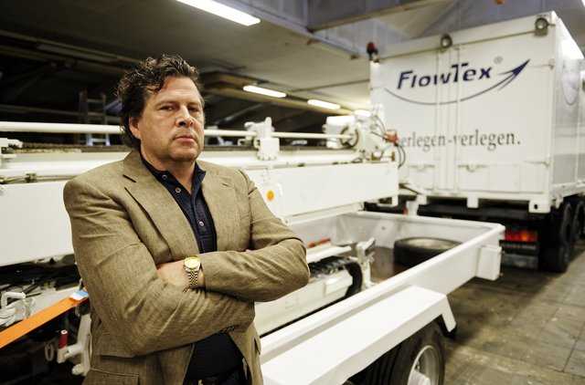 Manfred Brenner (Hans-Jochen Wagner) ist entschlossen, mit seiner Firma "FlowTex" und den Horizontalbohrmaschinen zu reüssieren. | Foto: SWR/Benoît Linder
