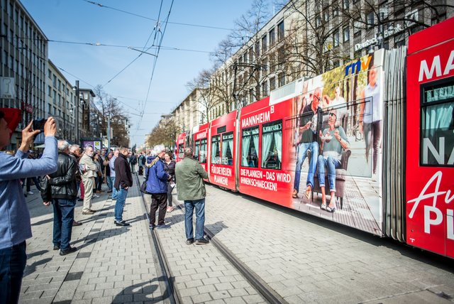 Die Eröffnungs-Straßenbahn fährt ein. | Foto: Gaier