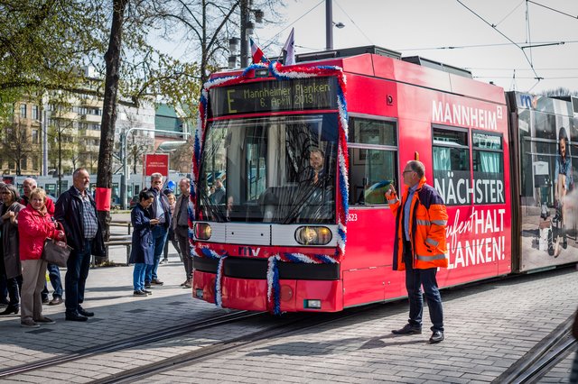 Die Eröffnungs-Straßenbahn fährt ein. | Foto: Gaier