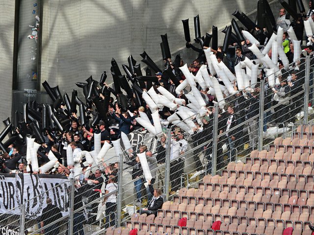 VfR Aalen-Block mit luftgefüllten "Nudeln" | Foto: Brigitte Melder
