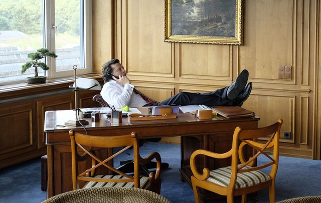 Nach Gründung der Firma "Flowtex" bezieht Manfred Brenner (Hans-Jochen Wagner) neue Firmenräume. | Foto: SWR/Benoît Linder