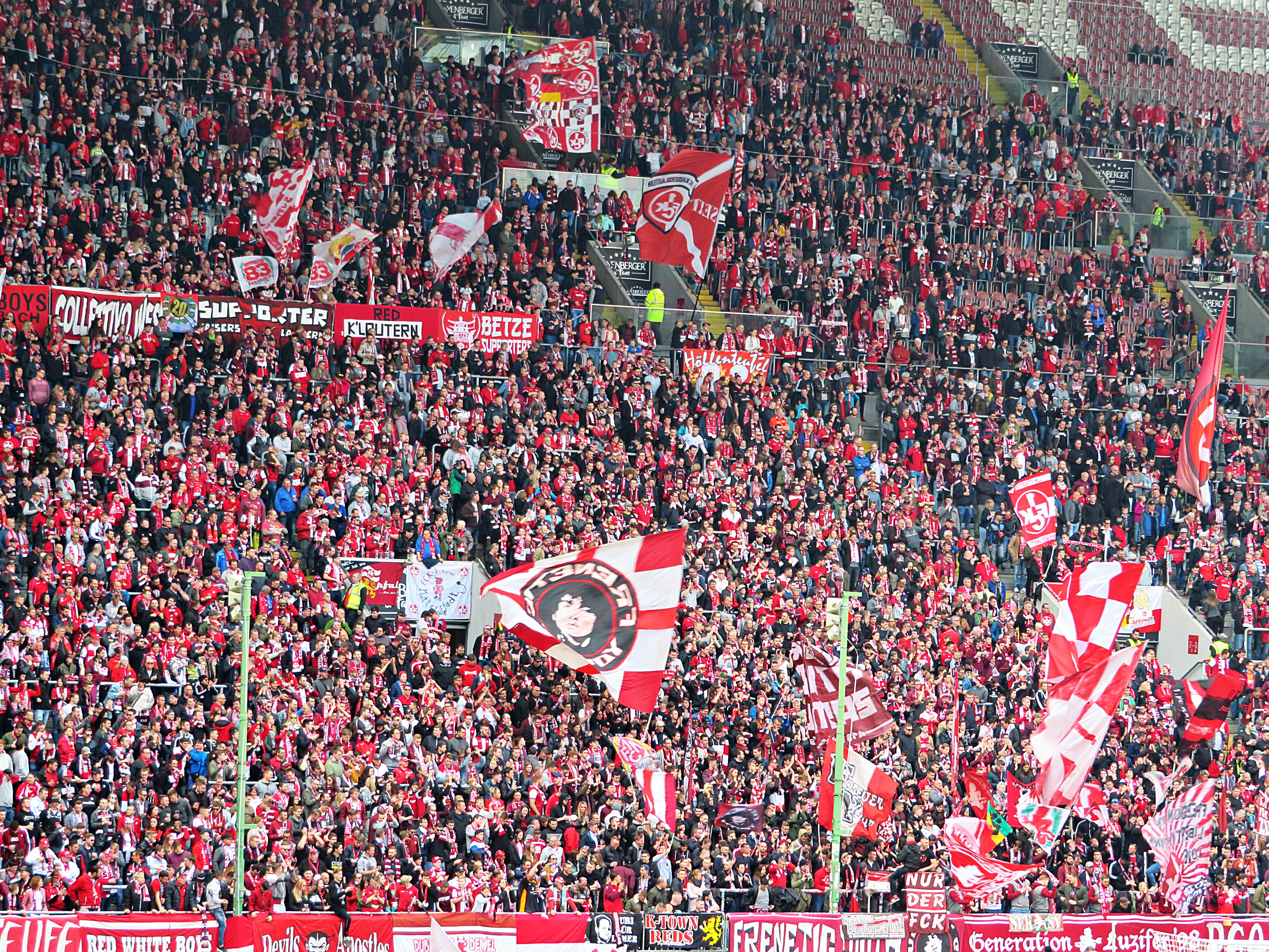 Westkurve mit den FCK-Fans prall gefüllt