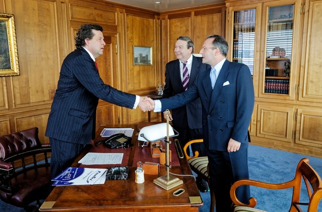 Beteiligung: Man ist gerne dabei, wenn der Firmenchef in Ettlingen neue Ideen umsetzen möchte ...  | Foto: SWR/Benoît Linder