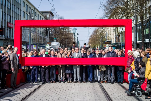 Zum feierlichen Eröffnungsakt durchschnitten die Stadtspitze, die Bauherren und die Vertreter des Handels das rote Band am für diesen Anlass geschaffenen Torbogen. | Foto: Gaier