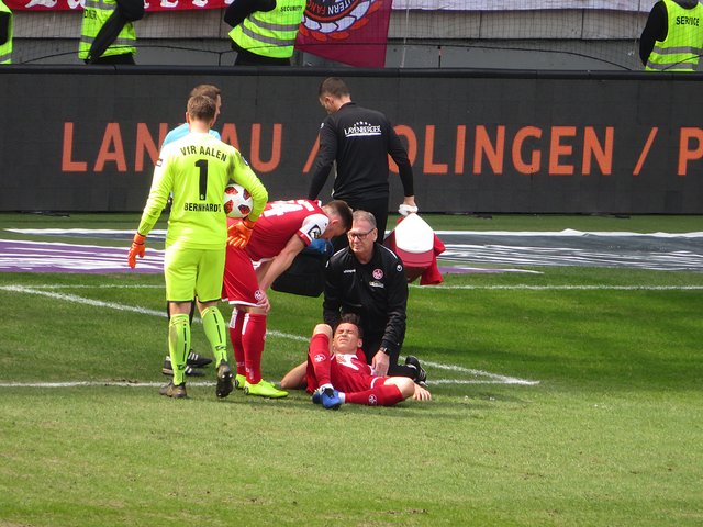 Das war eine böse Verletzung, Bergmann musste auf einer Trage rausgebracht werden. | Foto: Brigitte Melder