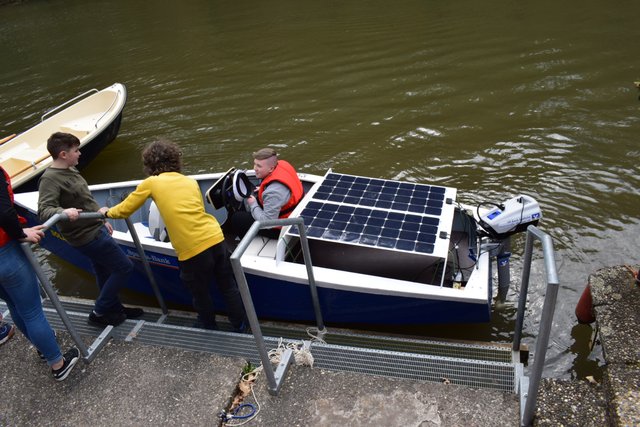 Das solarbetriebene Boot der Realschule plus geht an den Start. | Foto: B. Bender