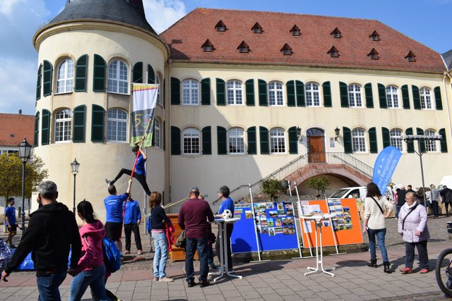 Hohe Sprünge vor dem Schloss - die Leichtathletik-Abteilung des TV Bad Bergzabern. | Foto: B. Bender