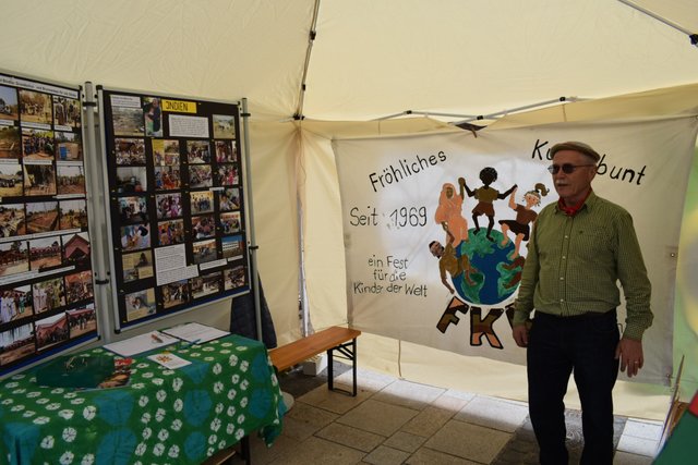Erich Klein informiert über die Projekte vom Fröhlichen Kunterbunt. | Foto: B. Bender