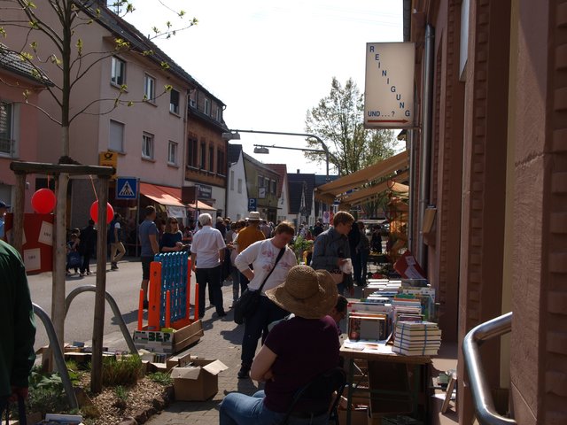 Flohmarktstand des Fördervereins der Stadtbücherei Friedrichsfeld | Foto: Kristin Hätterich