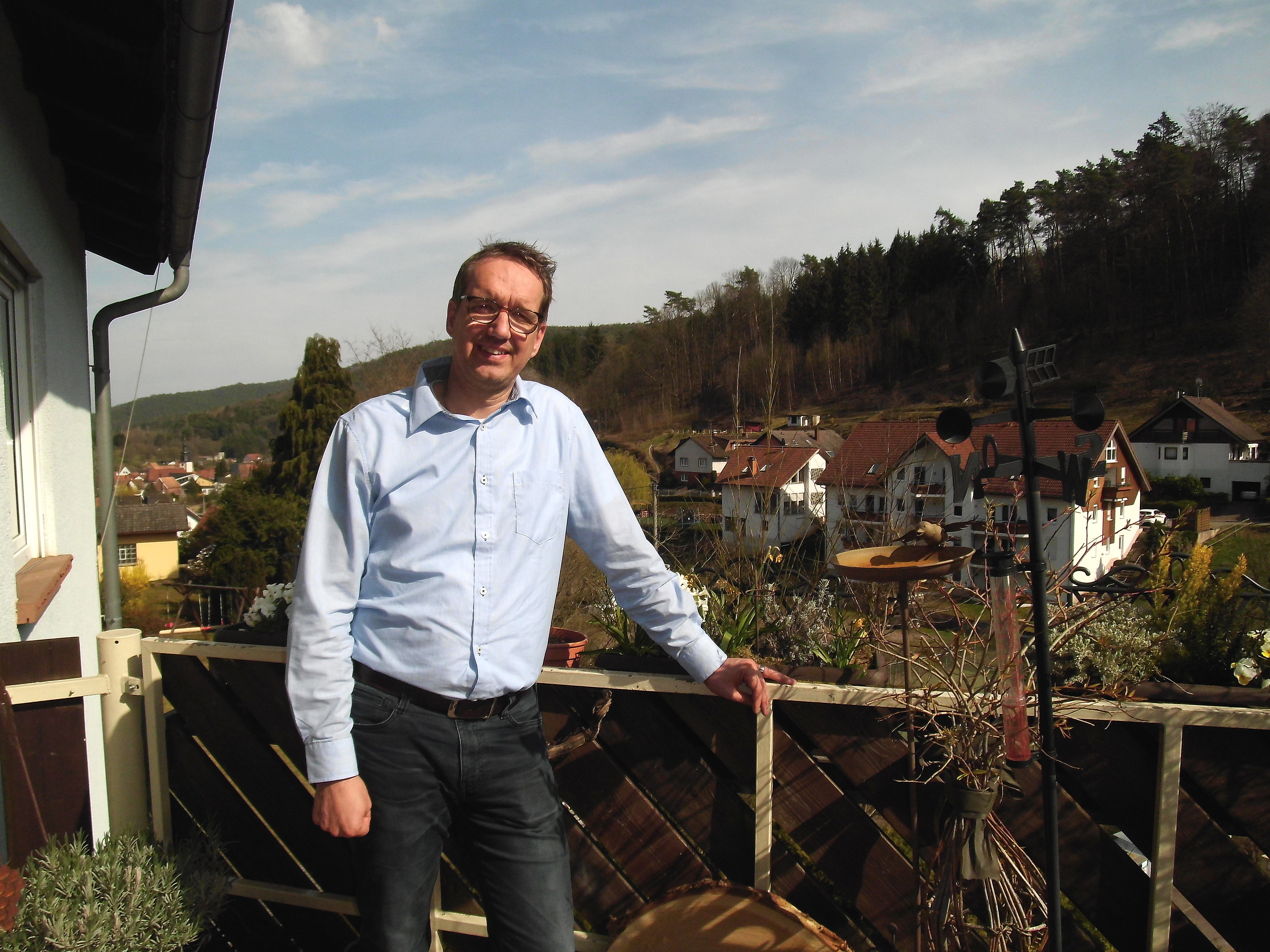 Dietmar Schweinebarth (CDU Lugertal), im Hintergrund Schwanheim (Verbandsgemeinde Hauenstein)