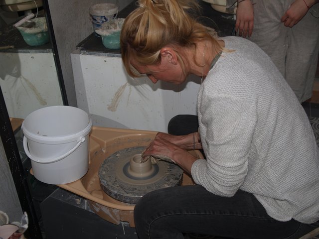 Anna Seelert demonstriert Töpfern an der Töpferscheibe | Foto: Kristin Hätterich