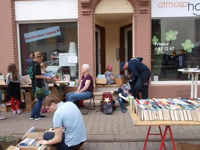 Flohmarktstand des Fördervereins der Stadtbücherei Friedrichsfeld