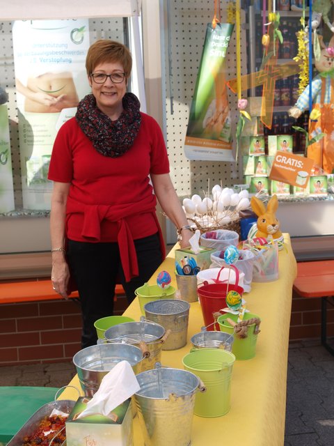 Kathrin Binder von der Merian-Apotheke mit den vorbereiteten Bastelangeboten für Kinder | Foto: Kristin Hätterich