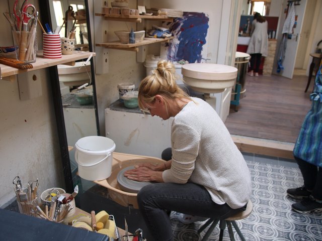 Anna Seelert an der Töpferscheibe | Foto: Kristin Hätterich