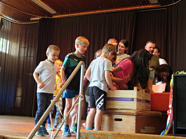 Ansturm auf die Apfelkiste | Foto: Brigitte Melder