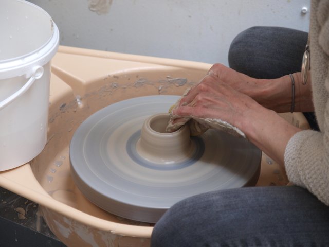 Anna Seelert  beim Töpfern | Foto: Kristin Hätterich