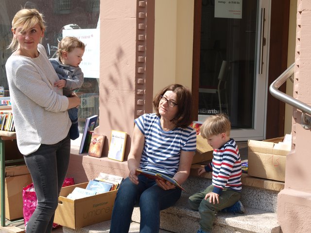 Flohmarktstand des Fördervereins der Stadtbücherei Friedrichsfeld | Foto: Kristin Hätterich